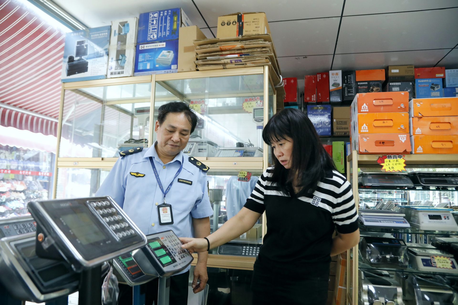 南寧市市場(chǎng)監(jiān)管局開(kāi)展電子產(chǎn)品銷售領(lǐng)域電子計(jì)價(jià)秤突擊檢查，筑牢市場(chǎng)誠(chéng)信防線